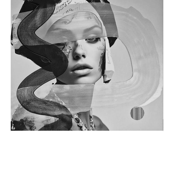 Ein Schwarz-Weiß-Bild, das eine Frau mit künstlerischen Elementen wie einem Hut, Gesichtsbemalung und abstrakten Formen über ihrem Gesicht zeigt.