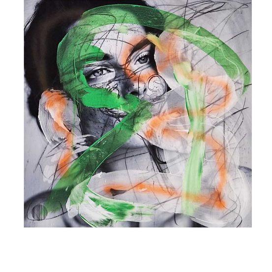 Ein abstraktes Gemälde mit dem Gesicht einer Frau, bedeckt mit grüner und orangefarbener Farbe, die einen maskenartigen Effekt erzeugt.