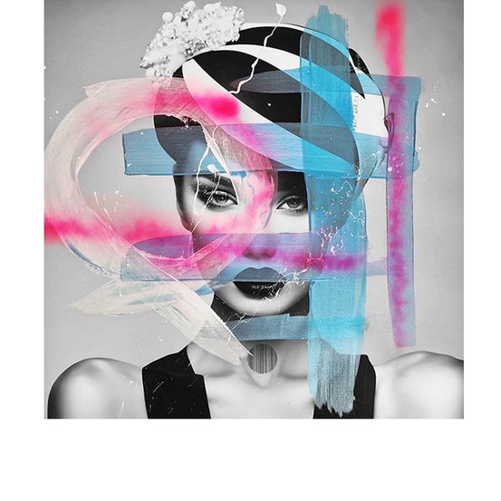 Ein schwarz-weißes Porträt einer Frau mit schwarzem Hut und weißer Blume, überlagert mit blauen und rosa abstrakten Formen.