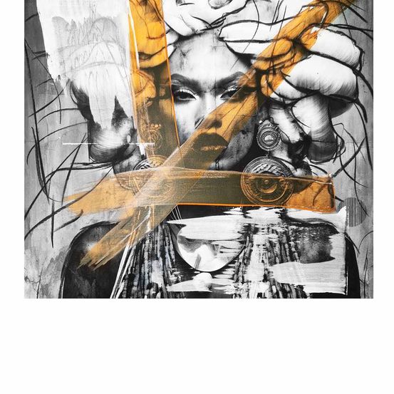 Ein abstraktes Kunstwerk zeigt das Gesicht einer Frau mit kräftigen gelben Linien, dunklen Schatten und großen Ohrringen. Der Hintergrund besteht aus einer Mischung aus Schwarz, Weiß und Gelb mit einer reflektierenden Oberfläche.