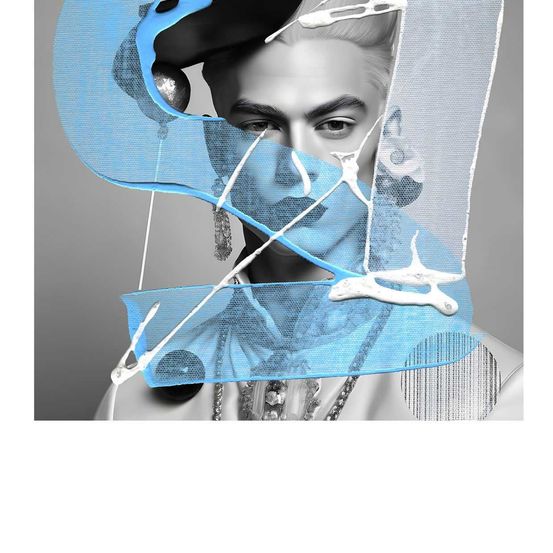 Ein monochromes Bild eines Mannes mit einem fragmentierten Gesichtsmaskendesign, geschmückt mit blauem Netz und silbernen Akzenten, einschließlich herabhängender Ohrringe.
