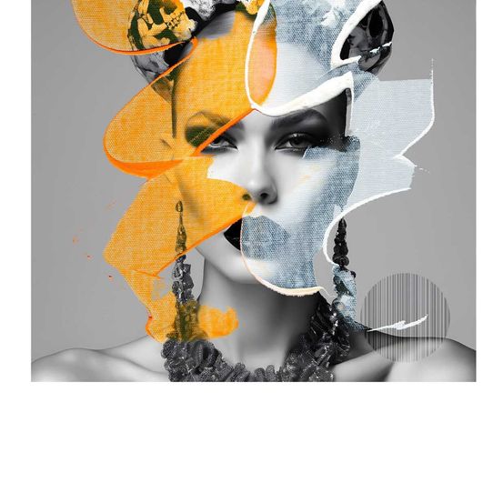 Ein monochromes Porträt einer Frau mit surrealen Elementen. Ihr Gesicht ist in zwei Teile mit kontrastierenden Farben geteilt. Ein gelbes Blumenmuster bedeckt ihr Gesicht und ihren Hals.