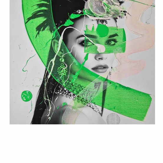 Eine lebendige digitale Kunst einer Frau mit einem grünen Hut, mit grüner Farbe im Gesicht, und langen schwarzen Haaren. Sie trägt Schmuck.