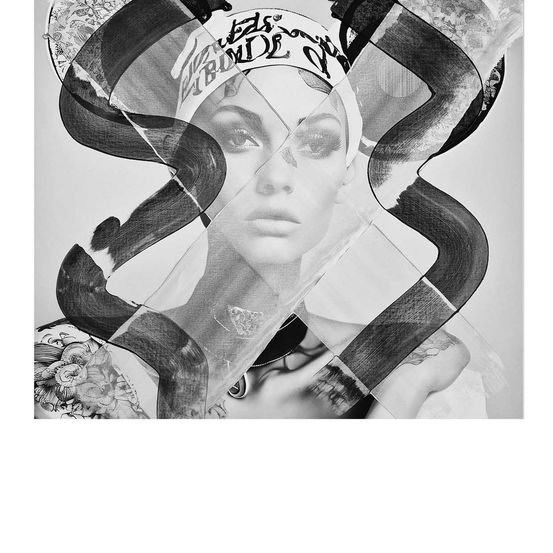 Ein Schwarz-Weiß-Porträt einer Frau mit dramatischem Make-up, ihr Gesicht teilweise von abstrakten Formen und Text verdeckt.