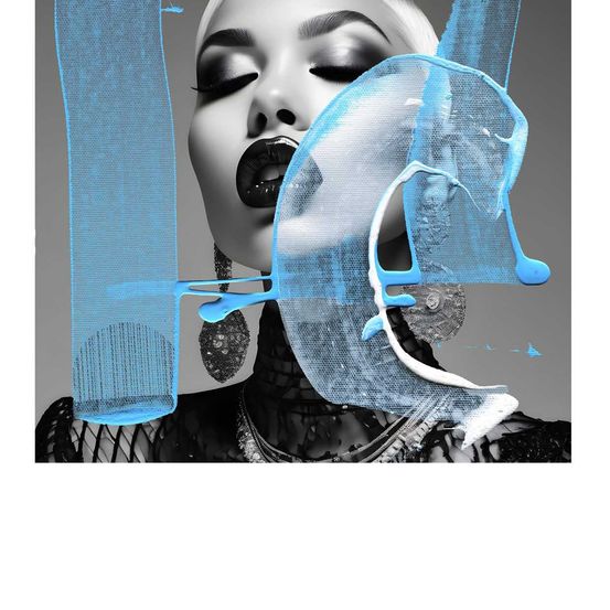 Eine Frau mit weißen Haaren, geschlossenen Augen und blauem Make-up. Sie trägt ein schwarzes Spitzenkleid und Ohrringe. Abstrakte blaue Formen umgeben ihr Gesicht.