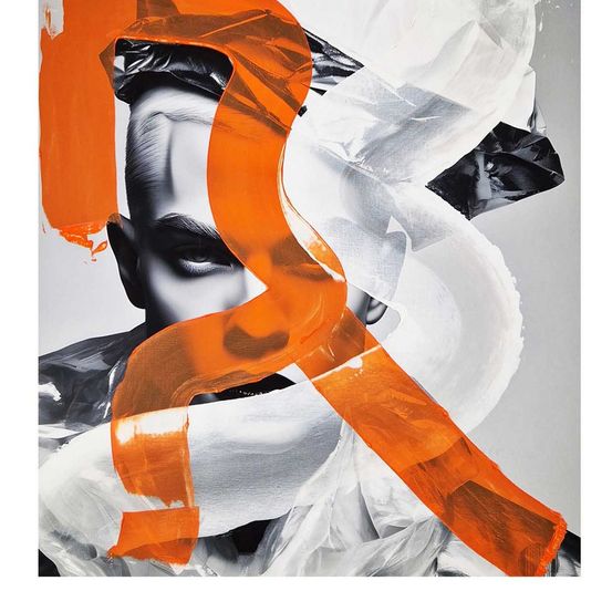 Ein abstraktes Gemälde zeigt ein Gesicht mit einem auffälligen orangefarbenen Streifen über den Augen. Das Gesicht ist überwiegend weiß und schwarz, mit orangefarbenen und schwarzen Akzenten. Der Hintergrund ist eine Mischung aus Grau und Weiß.