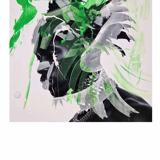 Ein beeindruckendes abstraktes Gemälde zeigt ein Gesicht in monochromen Farbtönen mit dynamischen grünen und weißen Strichen, die in den Hintergrund übergehen.