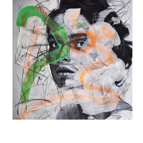 Ein abstraktes Kunstwerk mit dem Gesicht einer Frau, hervorgehoben durch orange und grüne Linien, umgeben von einer chaotischen Mischung aus Farben und Formen.