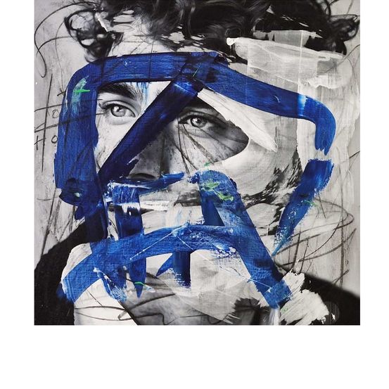 Eine abstrakte Malerei mit dem Gesicht eines Mannes, überwiegend blaue und weiße Striche. Das Gesicht ist zur Hälfte mit blauen Linien bedeckt, die den Buchstaben 'A' bilden.