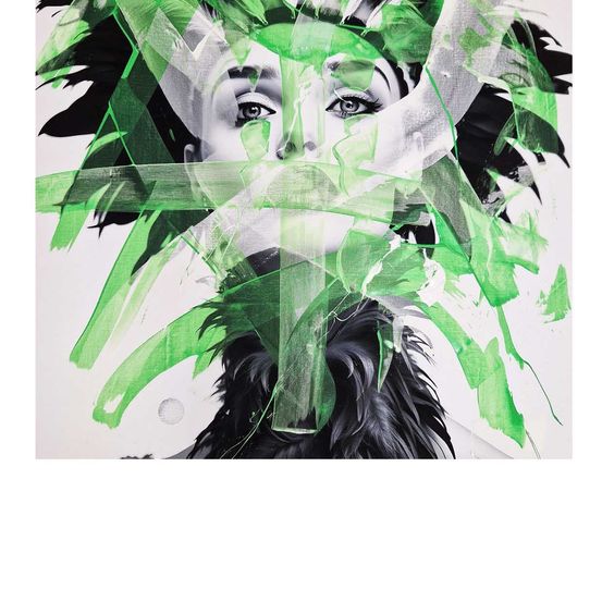 Ein abstraktes Porträt einer Frau mit grünen Federn, die ihr Gesicht und ihren Hals bedecken, schwarzen Federn auf dem Kopf und grünen Farbspritzern auf weißem Hintergrund.