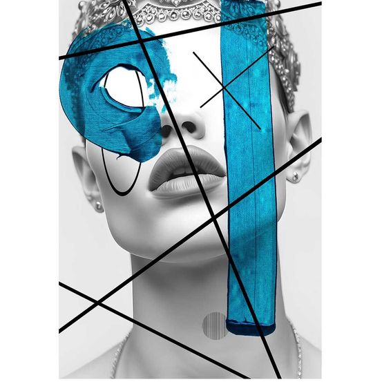 Ein schwarz-weißes Porträt mit blauen geometrischen Elementen, die das Gesicht einer Frau überlagern, geschmückt mit Schmuck und Make-up.