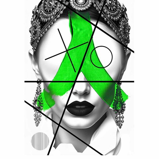 Ein stilisiertes Schwarz-Weiß-Porträt einer Frau, die eine dekorative Krone trägt, mit einem grünen Band über dem Gesicht und geometrischen Formen, die ihr Bild überlagern.