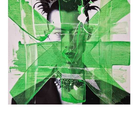 Ein Porträt eines Mannes mit grüner Farbe im Gesicht und am Körper, der eine Krone und eine Halskette trägt, mit grünen abstrakten Formen, die sein Gesicht bedecken.