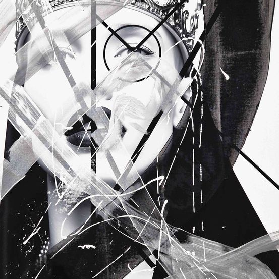 Ein monochromes Porträt einer Frau mit Krone. Ihr Gesicht ist teilweise von weißen, abstrakten Formen verdeckt.