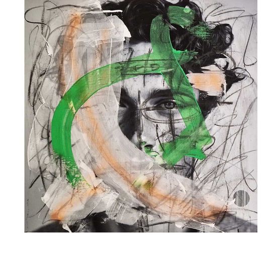 Ein abstraktes Gemälde mit einem Gesicht in der Mitte, schwarzen Haaren und grünen Formen darum herum. Das Gesicht ist leicht verschwommen, und der Hintergrund ist eine Mischung aus Schwarz und Weiß.