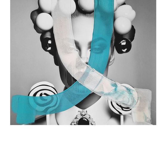 Ein Schwarz-Weiß-Foto einer Frau mit einem blauen Band über dem Gesicht, einem weißen Kleid und einem blumig anmutenden Muster.