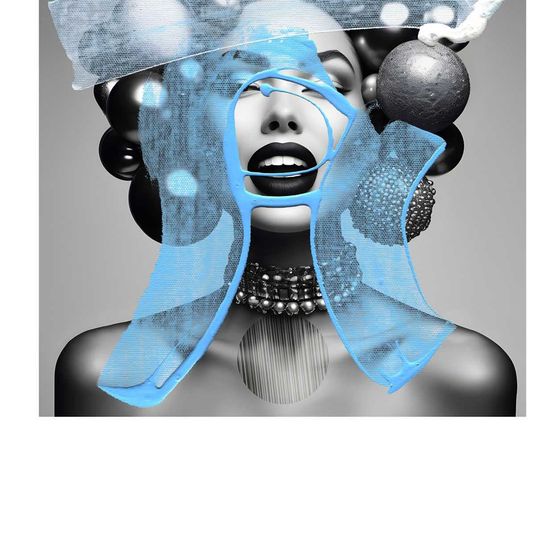 Das Gesicht einer Frau ist teilweise von einem blauen Netz bedeckt, mit Haaren, die in Luftballons gestylt sind, und einer Perlenkette. Sie trägt dunklen Lippenstift und schwarzen Lidschatten. Der Hintergrund ist schwarz und weiß.