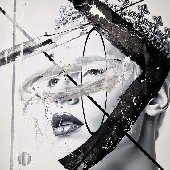 Ein Schwarz-Weiß-Porträt zeigt eine Frau mit Krone. Ihr Gesicht ist teilweise von geometrischen Formen bedeckt. Ihre Augen sind leicht geöffnet, und ihre Lippen sind bemalt. Das Bild hat einen surrealen, künstlerischen Stil.
