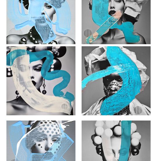 Eine Sammlung von sechs abstrakten Porträts einer Frau. Jedes Bild ist eine andere Komposition aus blauen und weißen Formen und Texturen, die teilweise das Gesicht der Frau verdecken. Der Hintergrund ist schwarz.