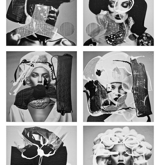 Eine Schwarz-Weiß-Collage aus sechs abstrakten Bildern zeigt ein Model mit verschiedenen Accessoires und Stoffstücken. Die Bilder sind eine Mischung aus Mode und Kunst.