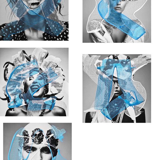 Vier Schwarz-Weiß-Bilder mit blauen Überlagerungen. Eine Frau mit einem gepunkteten Hemd, einer Totenkopfkappe und blauen Schleiern. Eine andere Frau mit Tattoos und einem blauen Schal. Eine Frau mit einem blauen Kopfschmuck. Ein Mann mit einem blauen Schleier.