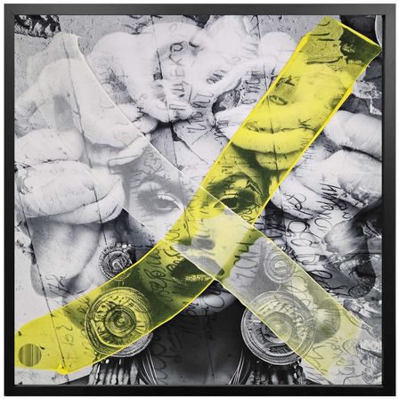 Ein abstraktes Kunstwerk zeigt ein leuchtend gelbes X über einer Collage aus schwarzen und weißen Bildern. Der Hintergrund enthält verschiedene fragmentierte Gesichter, überlagert von Texten und Symbolen.