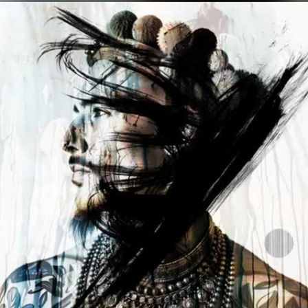 Ein abstraktes Gemälde zeigt das Gesicht eines Mannes mit fließendem schwarzem Haar und einer Kopfbedeckung. Sein Gesicht ist mit komplizierten Mustern verziert und er trägt eine Halskette mit vielen Perlen.