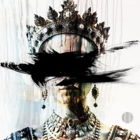 Ein Gemälde einer Person mit Krone und langem schwarzem Haar, das das Gesicht verdeckt. Die Person trägt eine goldene Halskette und Ohrringe. Der Hintergrund ist weiß mit einem verschwommenen Effekt.