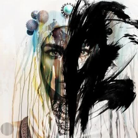 Ein farbenfrohes Gemälde einer Frau mit aufwendigem Gesichtsmake-up und einem weißen Schleier. Der Hintergrund ist eine Mischung aus schwarzen und weißen Strichen.