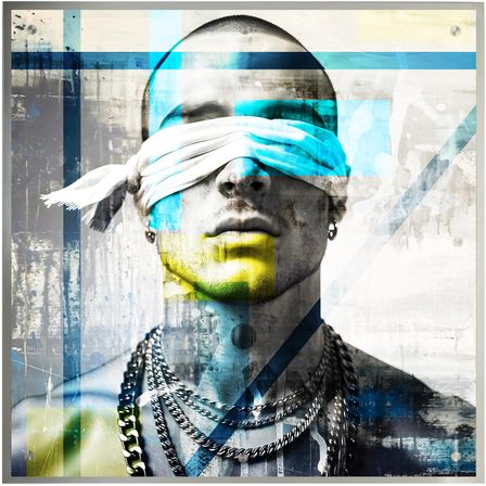 Ein stilisiertes Porträt eines verblindeten Mannes mit gelbem und blauem Gesicht, der Silberketten trägt. Der Hintergrund besteht aus einer Mischung aus blauen, weißen und gelben Linien.