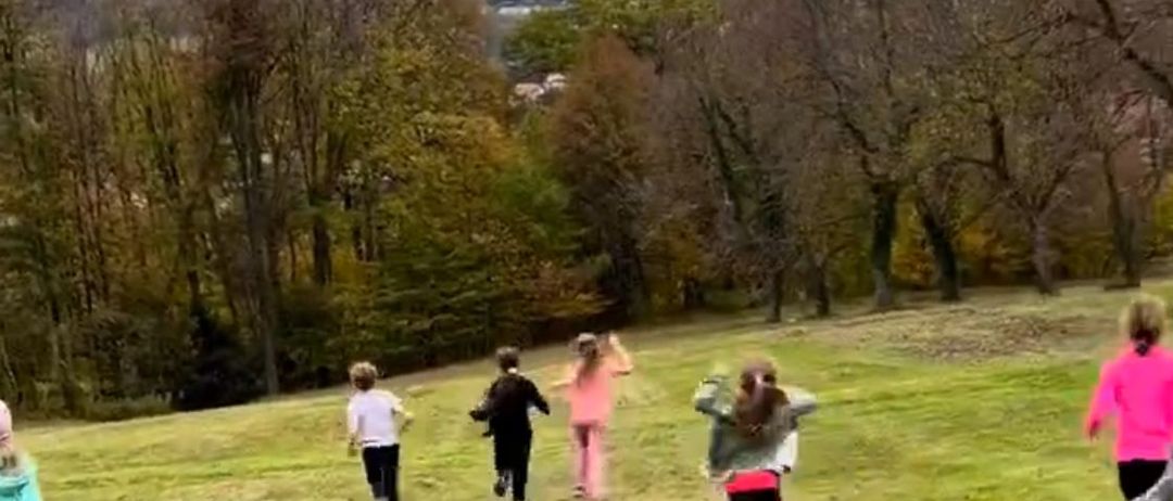 Bild enthält, People, Person, Chasing