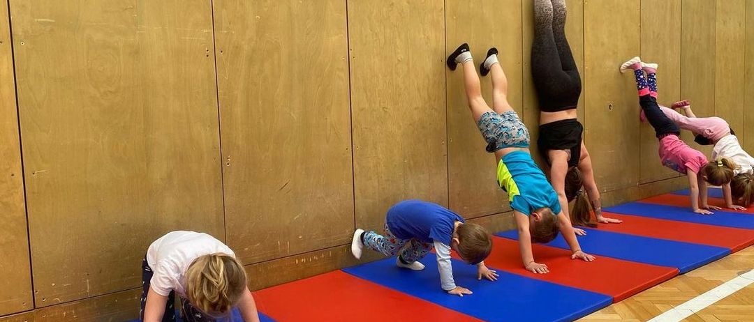 Bild enthält, Pilates, Working Out, Boy, Child, Male, Person, Female, Girl, Adult, Woman