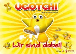 Ein Poster mit einem gelben Vogelcharakter namens Ugotchi auf hellgelbem Hintergrund mit einem Slogan 'Wir sind hier!' in roten Buchstaben. Der Vogel hat große Augen und ein Lächeln.