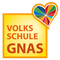 Ein gelbes Schild mit einem bunten Herz darüber. Der Schriftzug 'VOLKSSCHULE GNAS' ist in roter und weißer Schrift geschrieben.