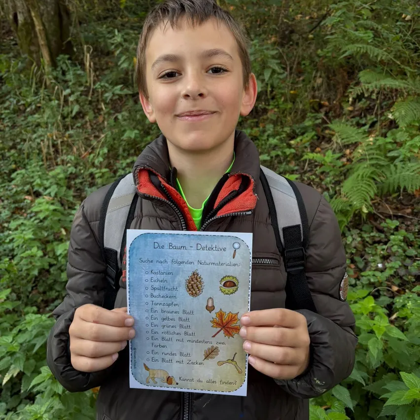 Ein Junge im Wald hält ein Papier mit einer Liste von Gegenständen, die er finden muss.