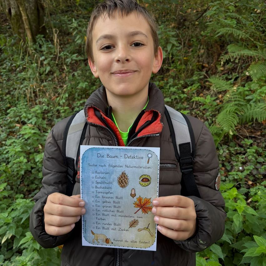 Ein Junge im Wald hält ein Papier mit einer Liste von Gegenständen, die er finden muss.