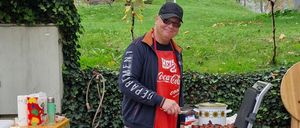 Bild enthält, Housing, Porch, Patio, Pergola, Wood, Dining Table, Table, Person, Portrait, Hat