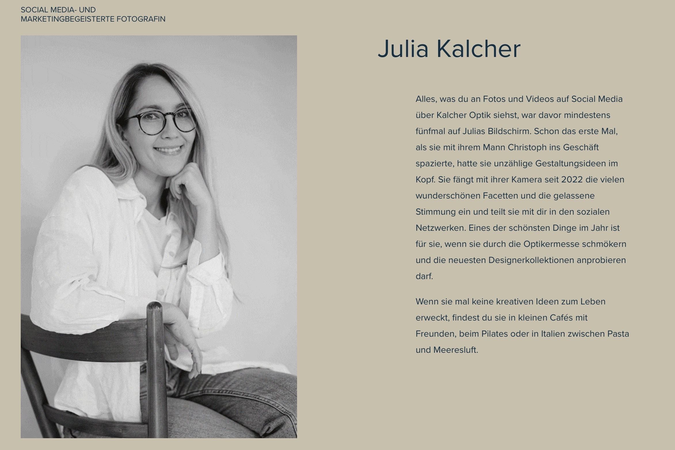 Schwarz-weiß-Porträt von Julia Kalcher, die auf einem Stuhl sitzt, lächelt und eine Brille trägt. Der Text lautet: 'Alles, was du an Fotos und Videos von Kalcher Optik siehst, war zuvor auf Julias Schreibtisch.'