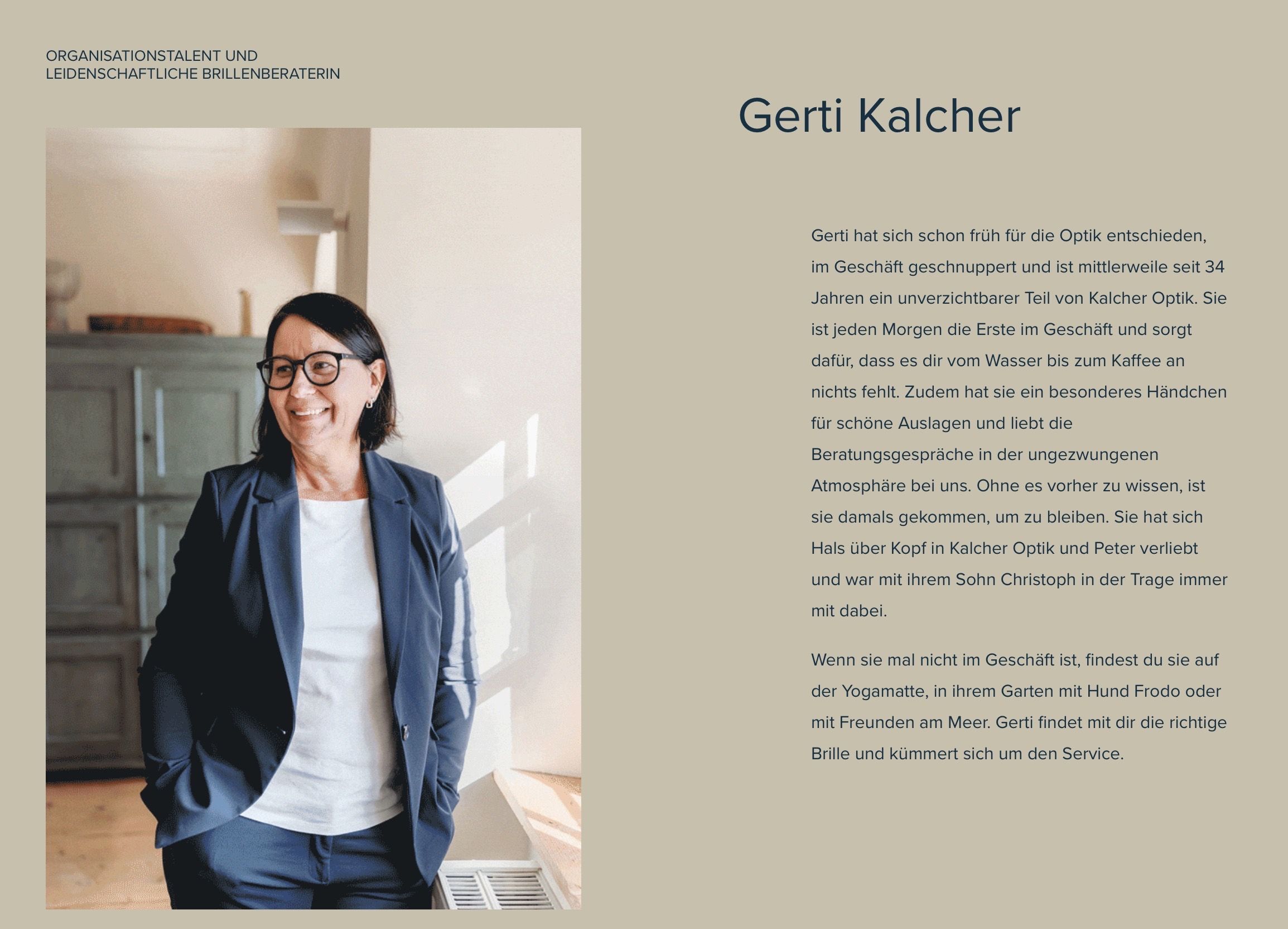 Eine lächelnde Frau, Gerti Kalcher, trägt eine Brille und einen blauen Blazer. Sie steht vor einer weißen Wand, wahrscheinlich in einem Büro. Der Text lautet Gerti Kalcher.