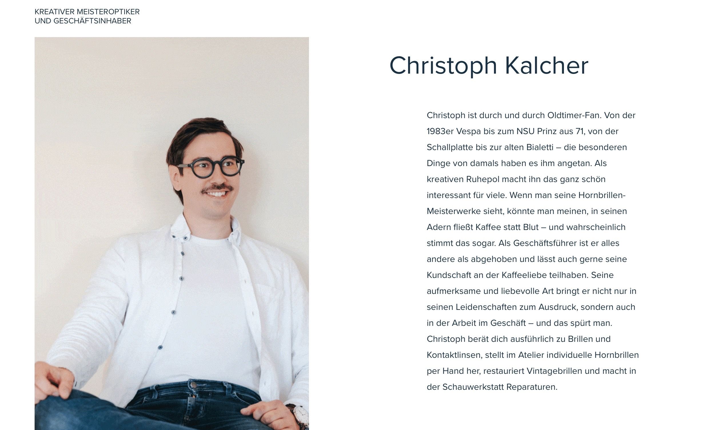 Ein Mann mit Brille und Schnurrbart in einem weißen Hemd und Jeans posiert für ein Foto. Das Bild trägt den Titel Christoph Kalch.