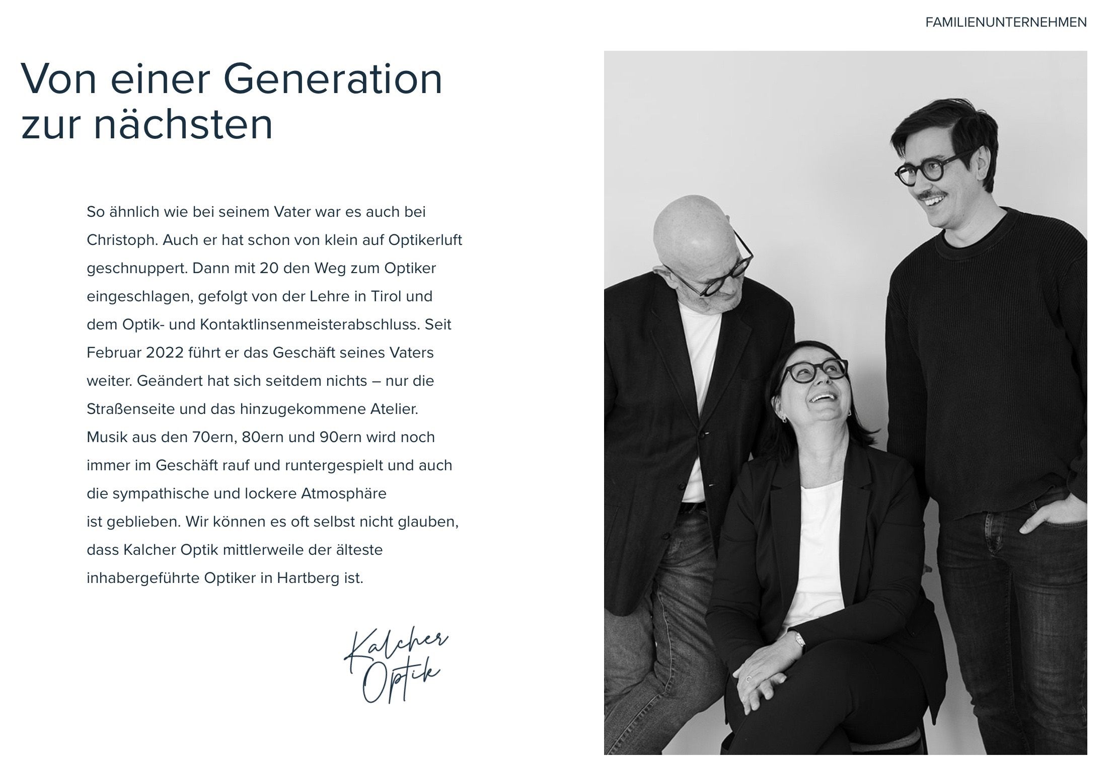 Ein Schwarz-Weiß-Bild von drei Personen, zwei Männern und einer Frau, alle mit Brille und lächelnd. Der Text handelt von der Geschichte eines Optikergeschäfts und erwähnt Generationen und aktuelle Trends.