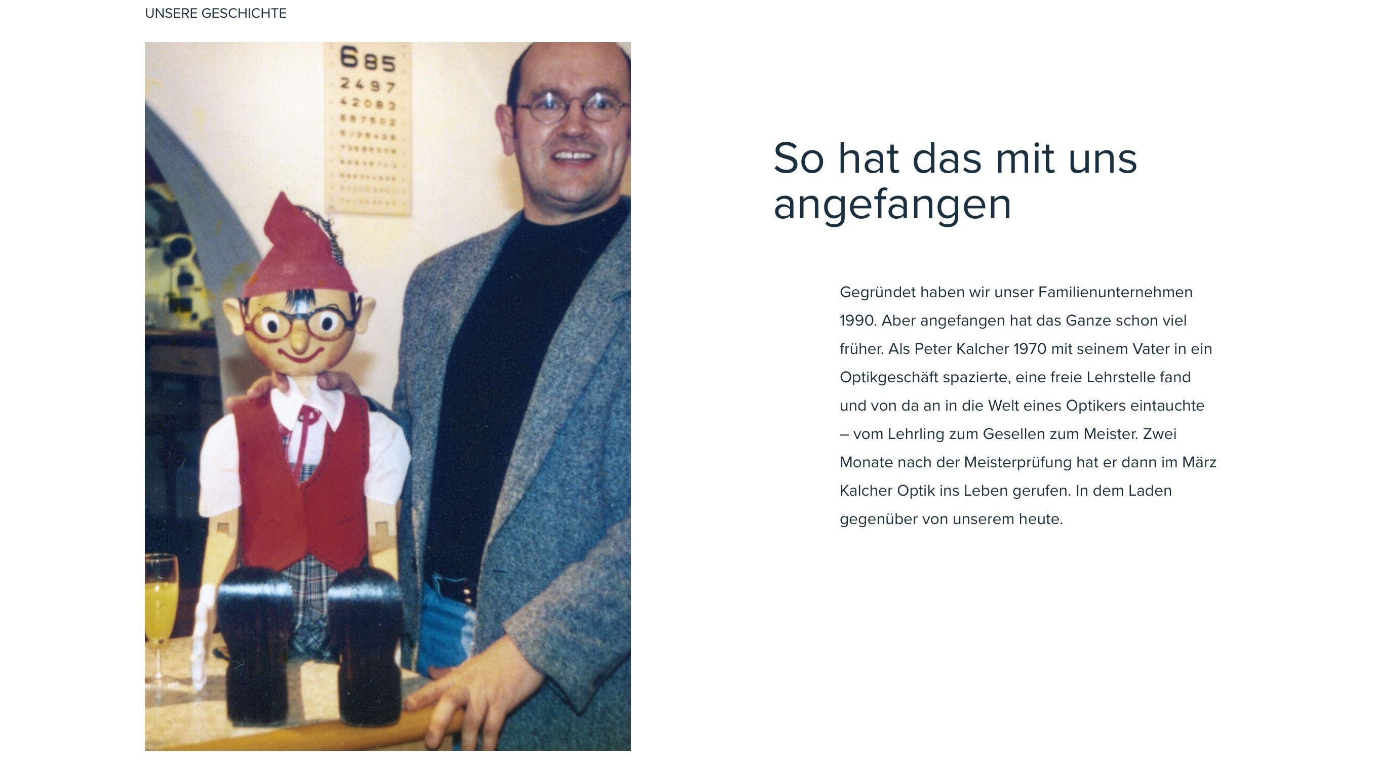 Das Bild zeigt einen Mann mit einer Puppe, einem Sehtest im Hintergrund und Text über ein Familienunternehmen, das 1990 gegründet wurde.