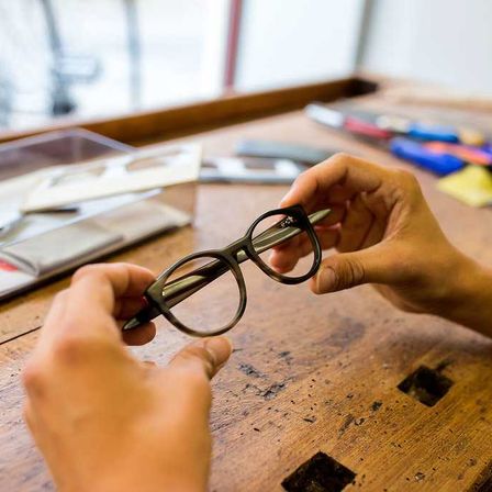 Bild enthält, Accessories, Glasses, Cleaning, Person