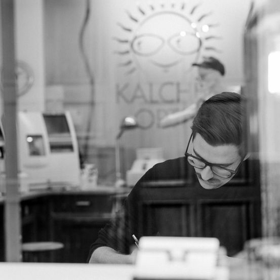 Bild enthält, Photography, Adult, Male, Man, Person, Indoors, Face, Finger, Interior Design, Woman