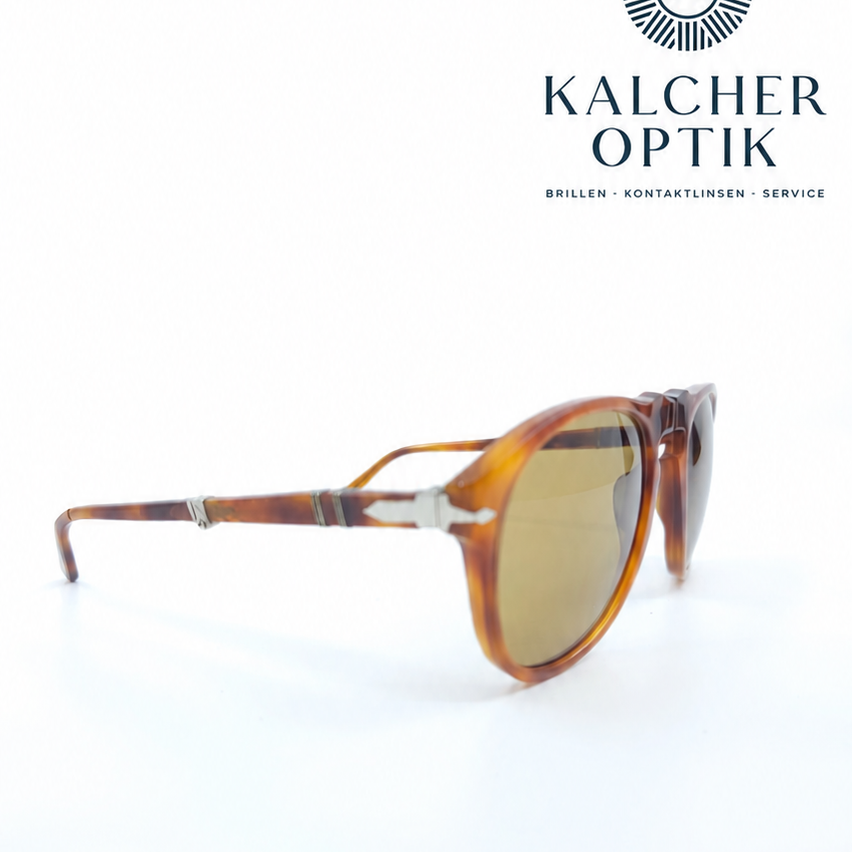 Ein Paar braune Sonnenbrille mit Logo und Text auf dem Rahmen auf weißem Hintergrund dargestellt.