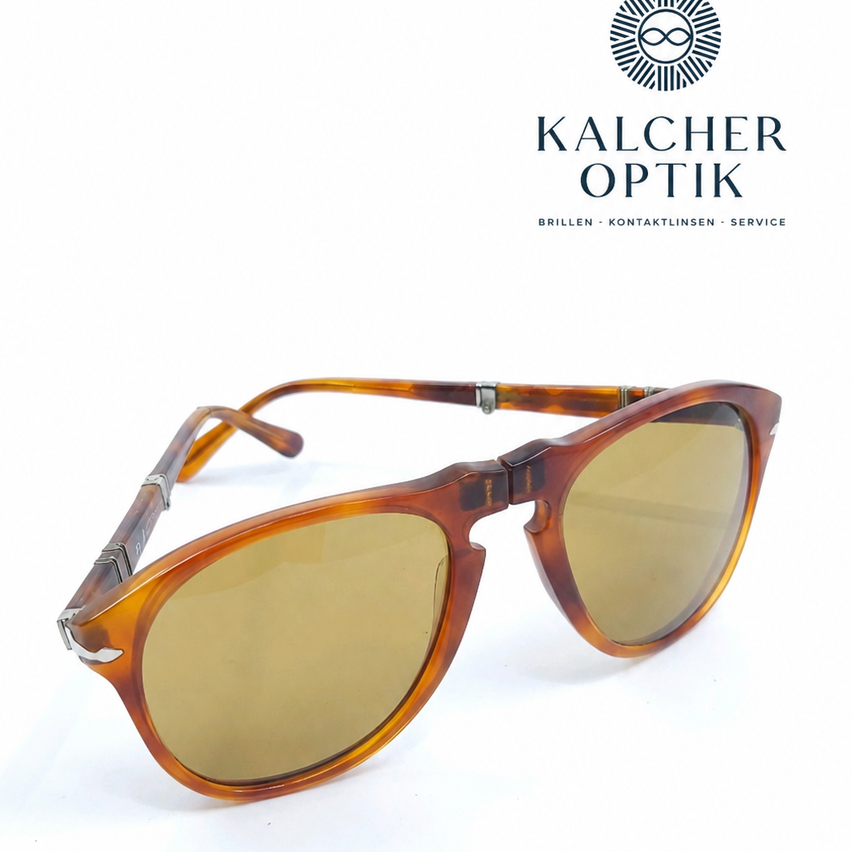 Das Bild zeigt eine Sonnenbrille von Kalcher Optik mit braunen Bügeln und gelben Gläsern. Das Logo oben zeigt Kalcher Optik mit einem Sonnendesign und den angebotenen Dienstleistungen darunter.