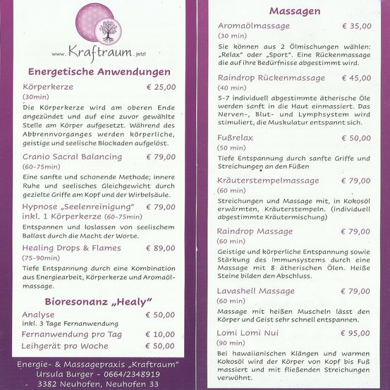 Massagemenü mit Preisen und Beschreibungen auf Deutsch. Beinhaltet Aromaölmassage, Raindrop Rückenmassage, FuRelax, Kräuterstempelmassage, Raindrop Massage, Lavashell Massage, Lomilomi Nui. Angebote umfassen Körpermassagen und Energiearbeit.