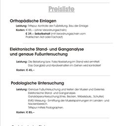 Das Bild enthält eine Preisliste für orthopädische Einlagen, elektronische Stand- und Ganganalyse sowie podologische Untersuchung. Orthopädische Einlagen umfassen Fußuntersuchung, Stützung und Anpassung. Die Kosten betragen 85 € ohne Rezept und 39 € mit Rezept. Die Ganganalyse umfasst Belastungs- und Gangkontrolle, die 45 € kostet. Die podologische Untersuchung umfasst Fußuntersuchung, Muskel- und Gelenktests und EMG-Messung, die 85 € kostet.