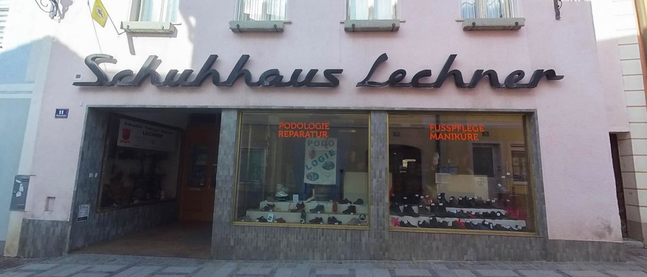 Bild enthält, Architecture, Building, Shop, City, Jewelry Store, Clothing, Footwear, Shoe, Urban, Shoe Shop