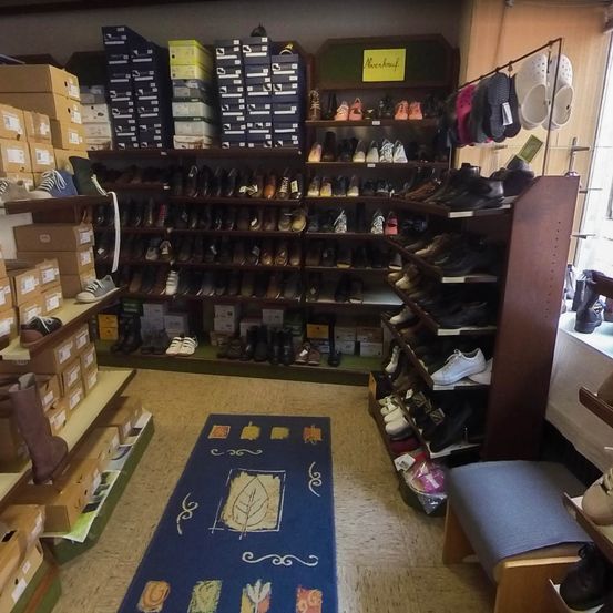 Bild enthält, Indoors, Shop, Box, Shoe Shop